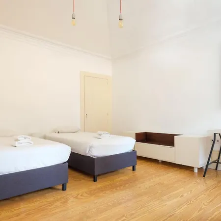 Guestready - Historic Courtyard Townhouse Porto