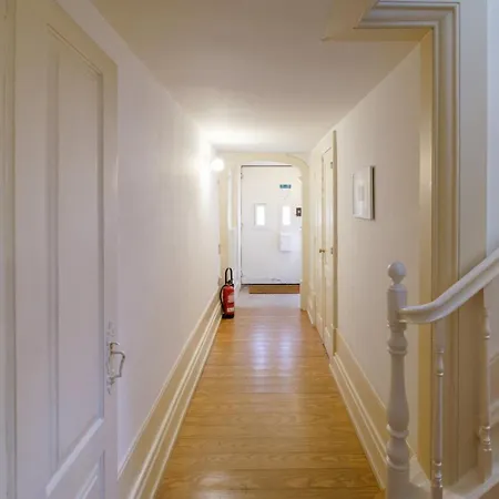Guestready - Historic Courtyard Townhouse * Porto