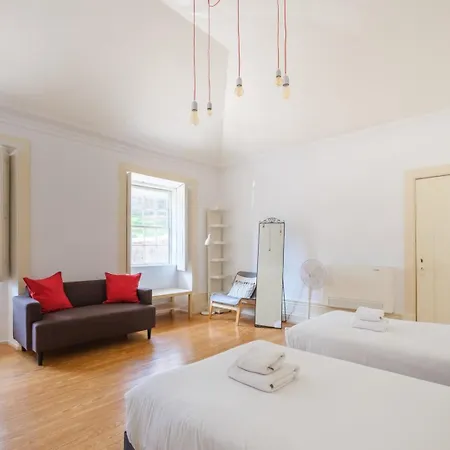 Guestready - Historic Courtyard Townhouse Porto