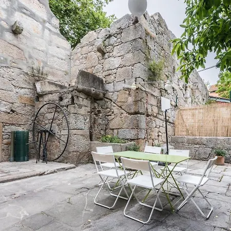 Guestready - Historic Courtyard Townhouse *