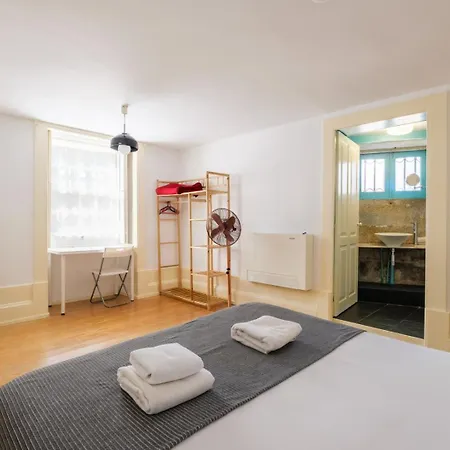 Guestready - Historic Courtyard Townhouse * 포르투