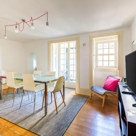 Guestready - Historic Courtyard Townhouse 포르투