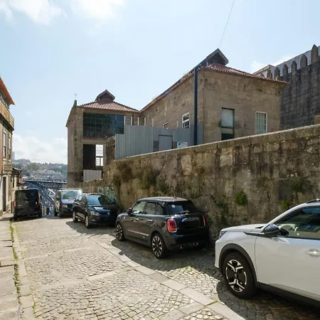 Semesterbostad Guestready - Historic Courtyard Townhouse *