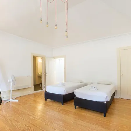 Guestready - Historic Courtyard Townhouse * Oporto