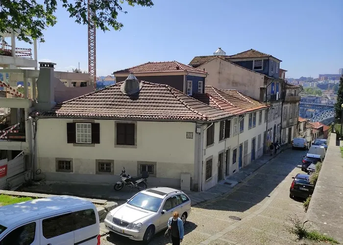 Guestready - Historic Courtyard Townhouse 포르투