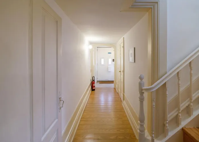 Guestready - Historic Courtyard Townhouse * Porto