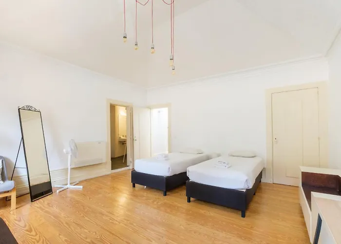 Guestready - Historic Courtyard Townhouse * 포르투