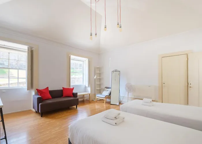 Guestready - Historic Courtyard Townhouse 포르투