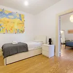 Guestready - Historic Courtyard Townhouse Porto