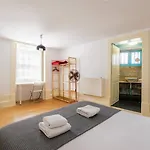 Guestready - Historic Courtyard Townhouse * Porto