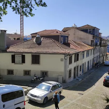 Guestready - Historic Courtyard Townhouse Porto