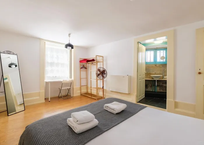 Guestready - Historic Courtyard Townhouse * Porto