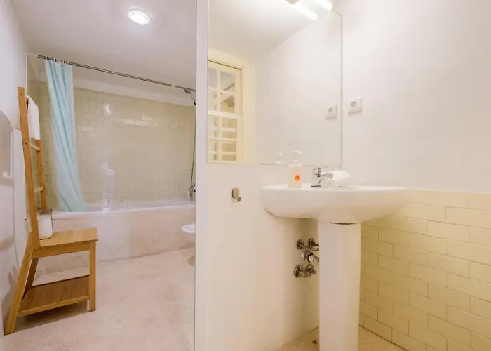 Dom wakacyjny Guestready - Historic Courtyard Townhouse *