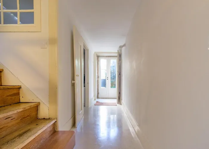 Guestready - Historic Courtyard Townhouse Porto