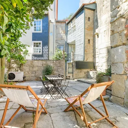Guestready - Historic Courtyard Townhouse Porto