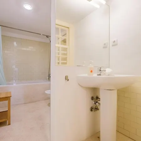 Vakantiehuis Guestready - Historic Courtyard Townhouse *