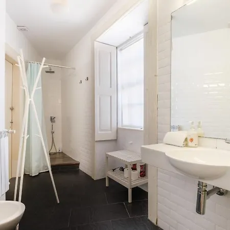 Vakantiehuis Guestready - Historic Courtyard Townhouse