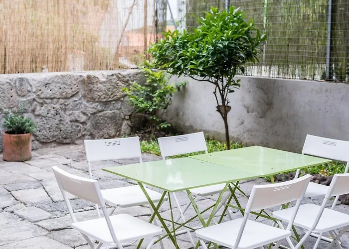 Guestready - Historic Courtyard Townhouse Oporto